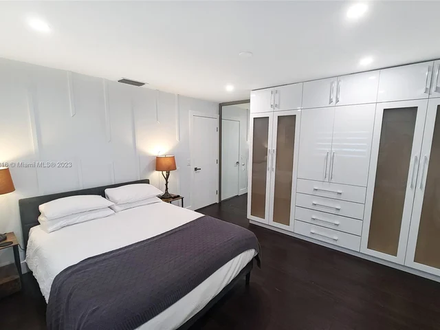 1190 N Douglas Rd, Pembroke Pines FL 33024