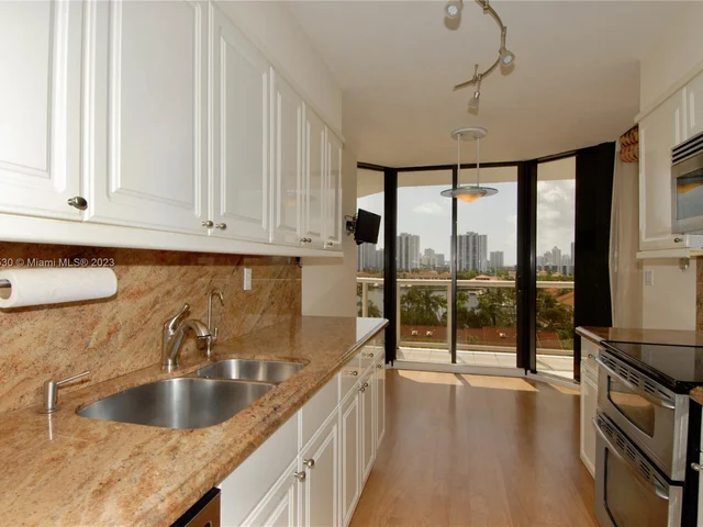 3600 YACHT CLUB DR # 704, Aventura FL 33180