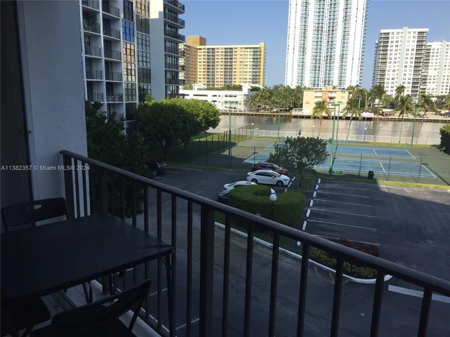 1000 Parkview Dr # 428, Hallandale Beach FL 33009