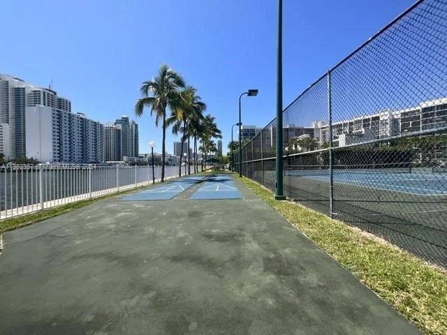 1000 Parkview Dr # 428, Hallandale Beach FL 33009