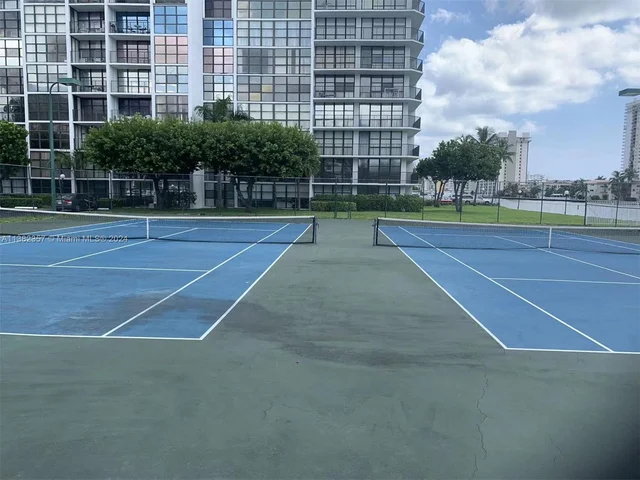 1000 Parkview Dr # 428, Hallandale Beach FL 33009