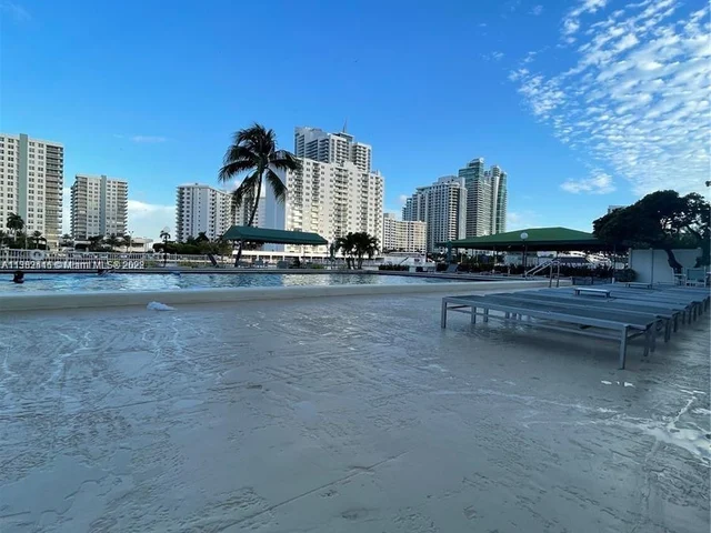 1000 Parkview Dr # 920, Hallandale Beach FL 33009