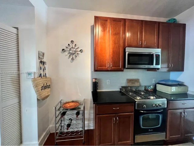 935 10th St # 1, Miami Beach FL 33139