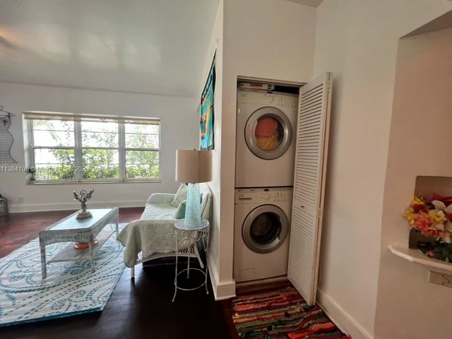 935 10th St # 1, Miami Beach FL 33139