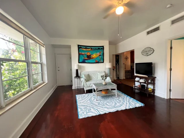 935 10th St # 1, Miami Beach FL 33139