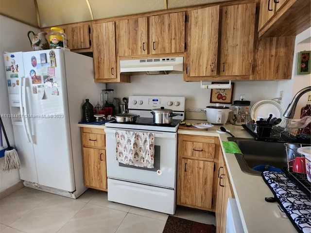 10331 Sunrise Lakes Blvd # 202, Sunrise FL 33322