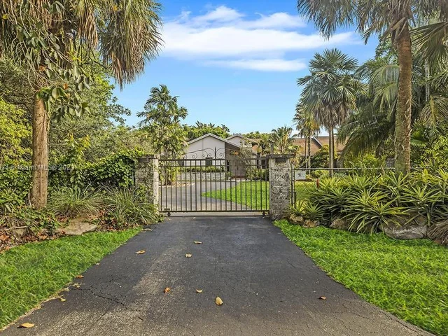 19505 SW 264th St, Homestead FL 33031