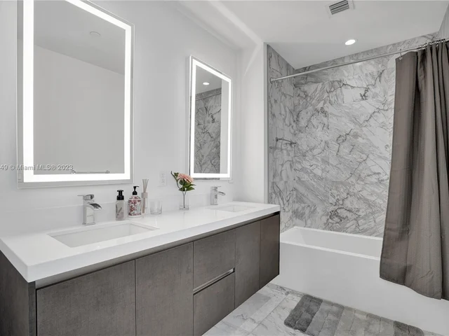 851 NE 1st Ave # 1802, Miami FL 33132