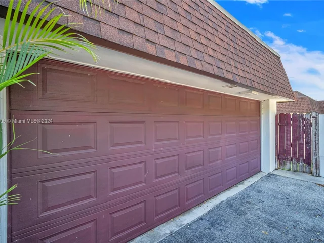 19204 W Lake Dr, Hialeah FL 33015