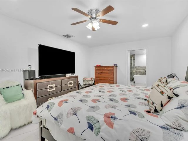 19204 W Lake Dr, Hialeah FL 33015