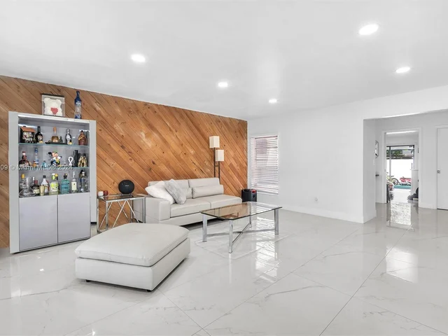 19204 W Lake Dr, Hialeah FL 33015