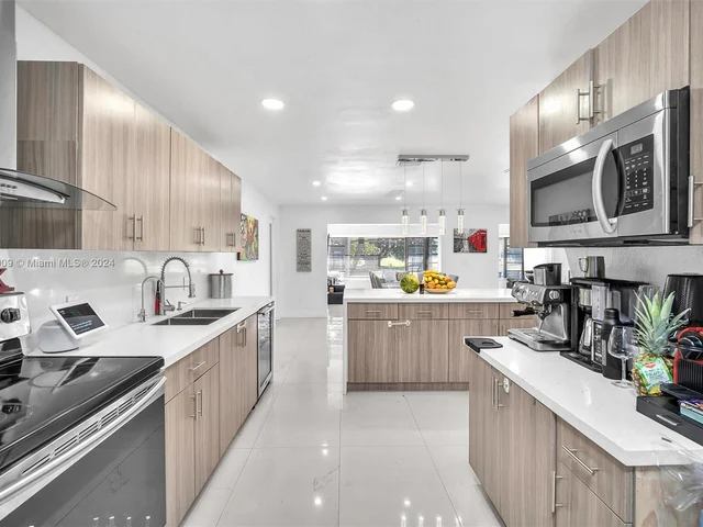 19204 W Lake Dr, Hialeah FL 33015