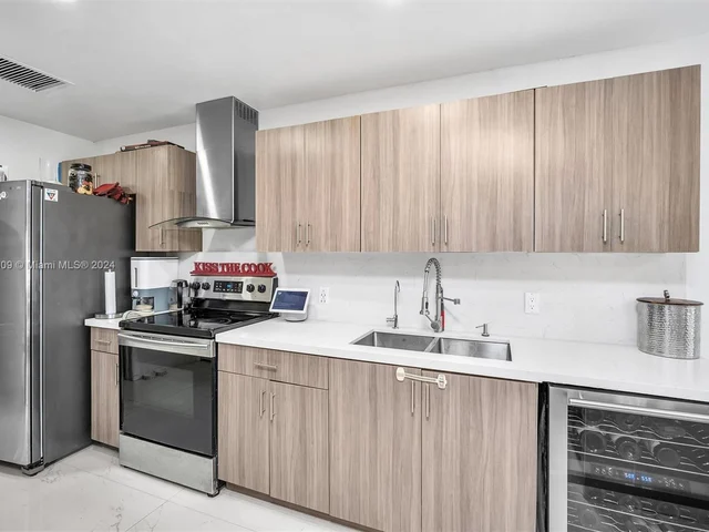 19204 W Lake Dr, Hialeah FL 33015