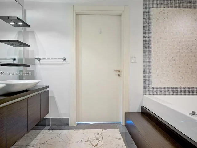 200 Biscayne Boulevard Way # 4414, Miami FL 33131