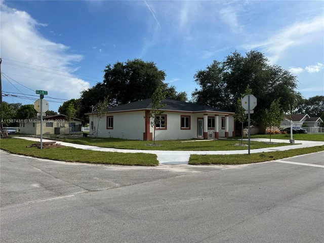 3500 NW 215th St, Miami Gardens FL 33056