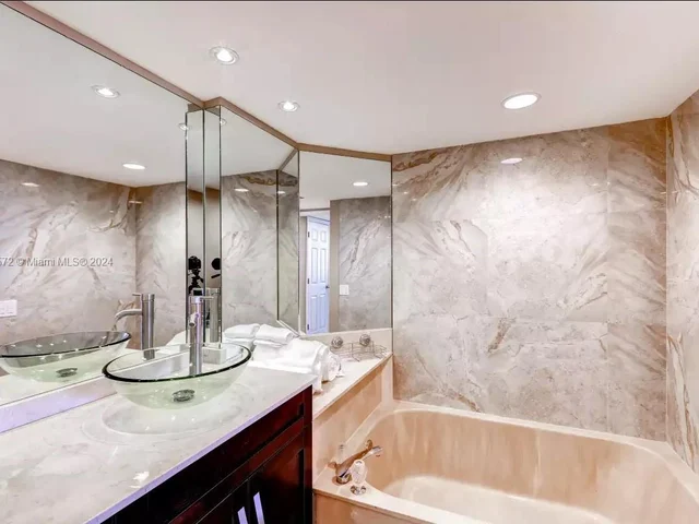 1717 N Bayshore Dr # 3738, Miami FL 33132