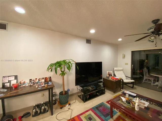 6095 N Sabal Palm Blvd # 212, Tamarac FL 33319