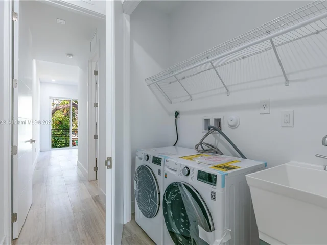 3164 Plaza St, Miami FL 33133