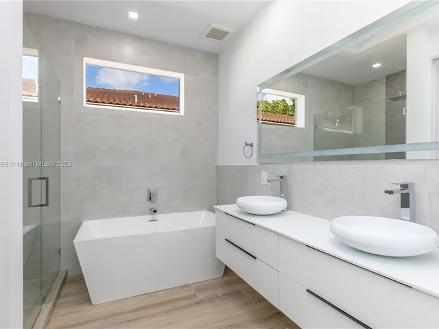 3164 Plaza St, Miami FL 33133