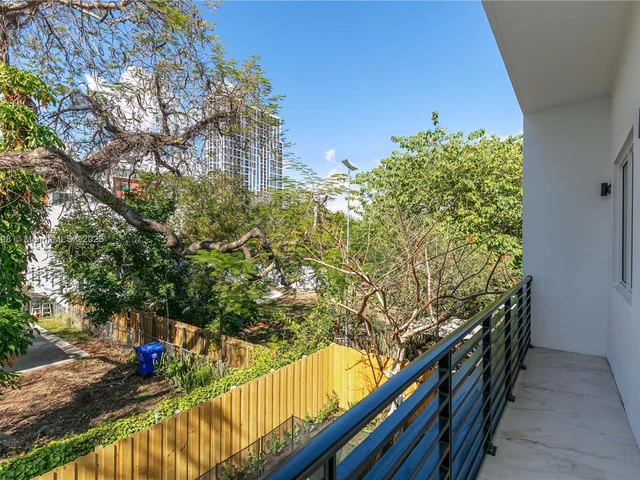 3164 Plaza St, Miami FL 33133