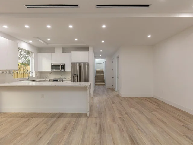 3164 Plaza St, Miami FL 33133