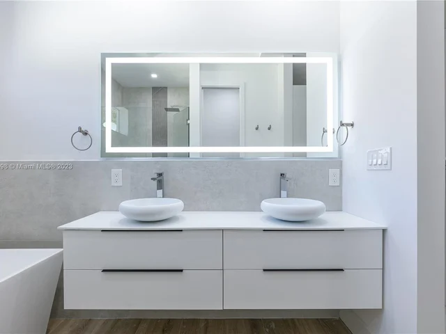 3164 Plaza St, Miami FL 33133