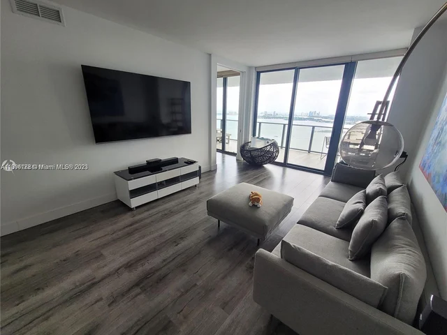 650 NE 32nd St # 3905, Miami FL 33137