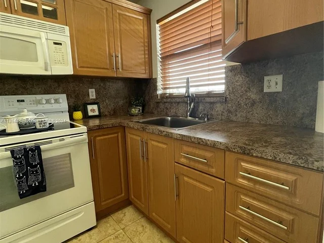 8345 Sunrise Lakes Blvd # 309, Sunrise FL 33322