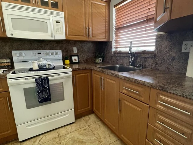 8345 Sunrise Lakes Blvd # 309, Sunrise FL 33322