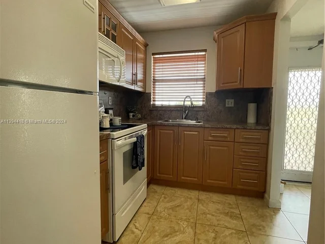 8345 Sunrise Lakes Blvd # 309, Sunrise FL 33322