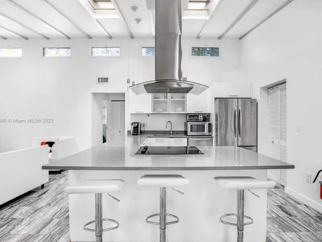 910 NE 81st St, Miami FL 33138