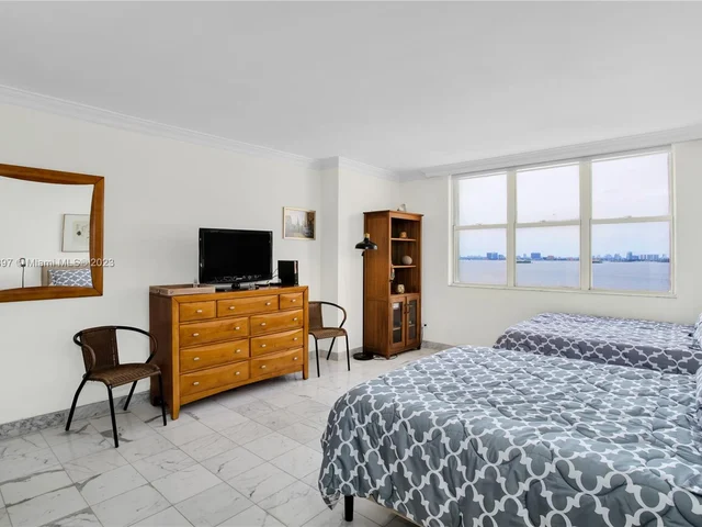 1800 NE 114th St # 1006, Miami FL 33181