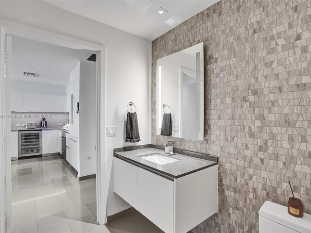 88 SW 7th St # 1203, Miami FL 33130