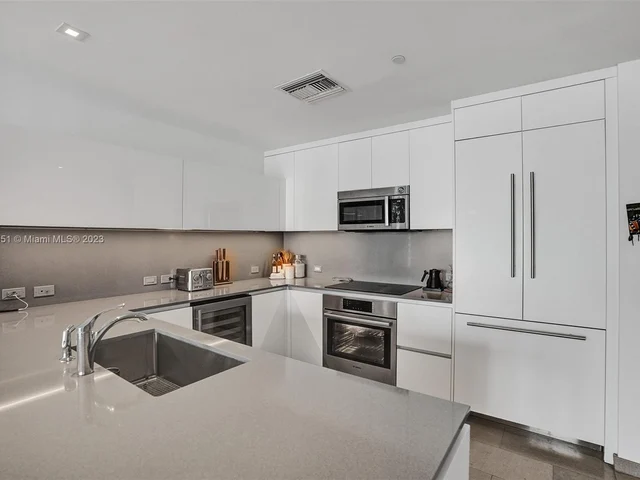 88 SW 7th St # 1203, Miami FL 33130