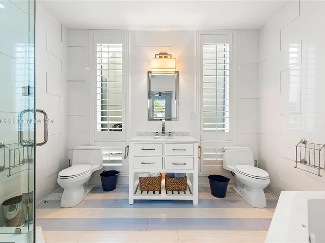 6101 W Laguna Dr W # 4, Miami Beach FL 33141