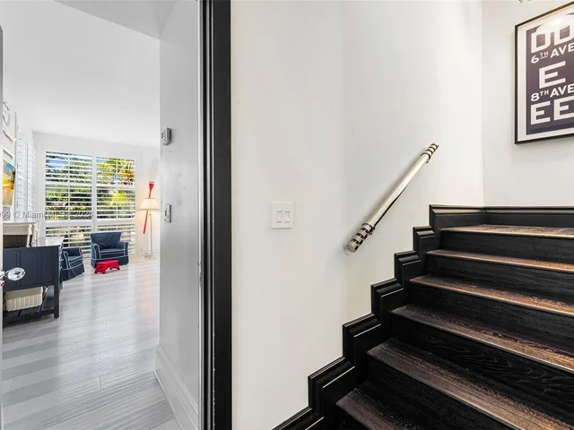 6101 W Laguna Dr W # 4, Miami Beach FL 33141