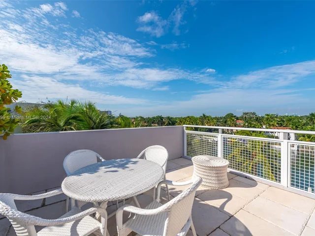 6101 W Laguna Dr W # 4, Miami Beach FL 33141