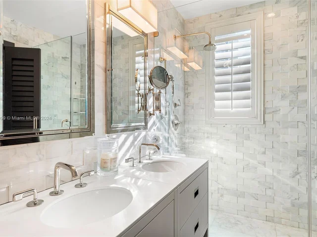 6101 W Laguna Dr W # 4, Miami Beach FL 33141