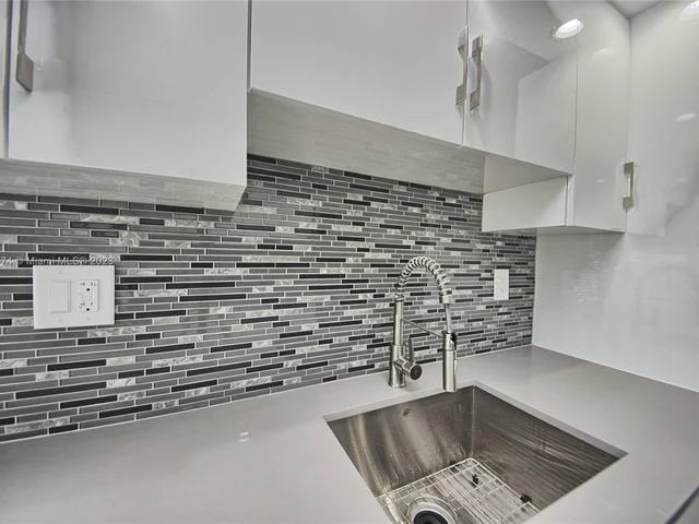 1660 NE 191st St # 1, Miami FL 33179