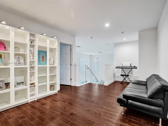 1708 Victoria Pointe Cir, Weston FL 33327