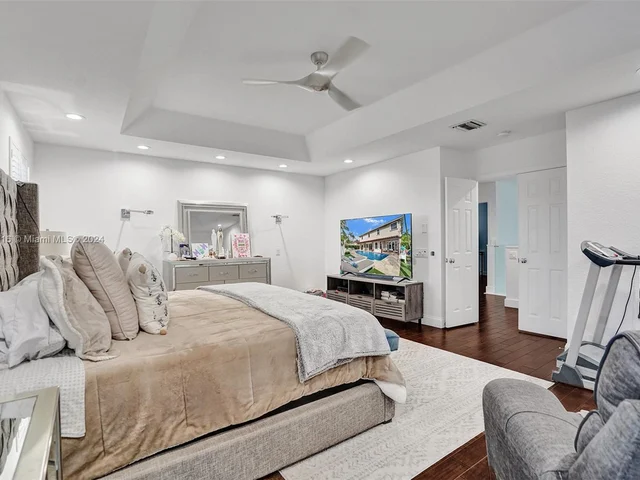 1708 Victoria Pointe Cir, Weston FL 33327