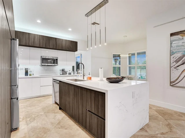 1708 Victoria Pointe Cir, Weston FL 33327