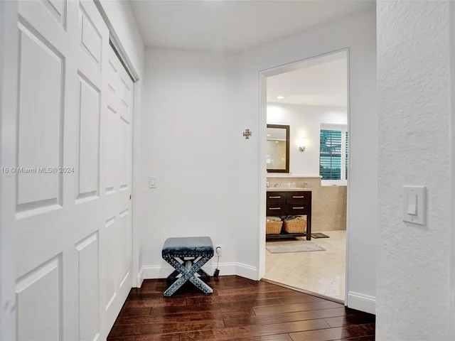 1708 Victoria Pointe Cir, Weston FL 33327