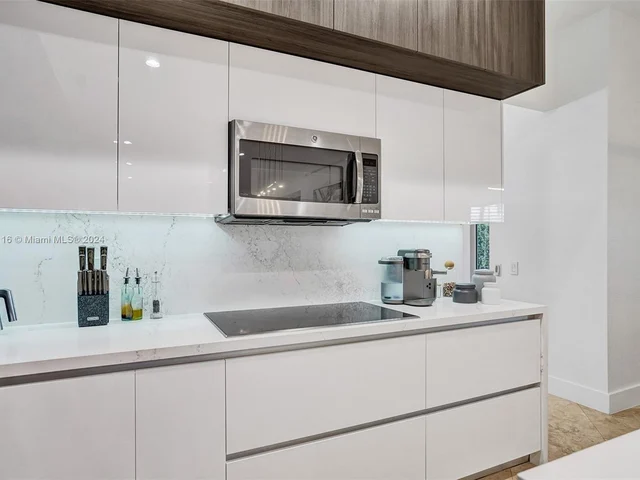 1708 Victoria Pointe Cir, Weston FL 33327