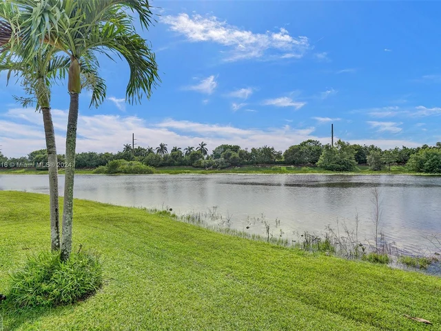 1708 Victoria Pointe Cir, Weston FL 33327
