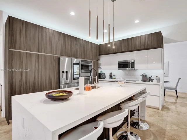 1708 Victoria Pointe Cir, Weston FL 33327