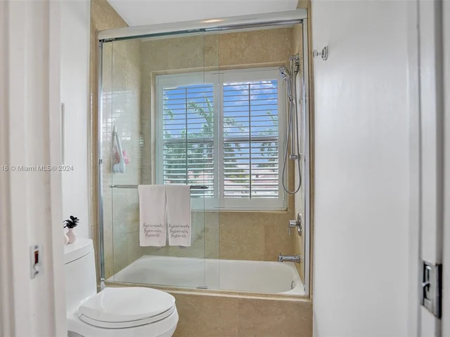 1708 Victoria Pointe Cir, Weston FL 33327