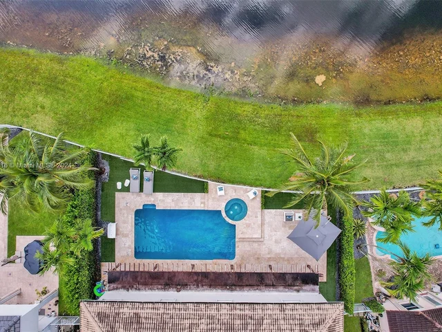 1708 Victoria Pointe Cir, Weston FL 33327