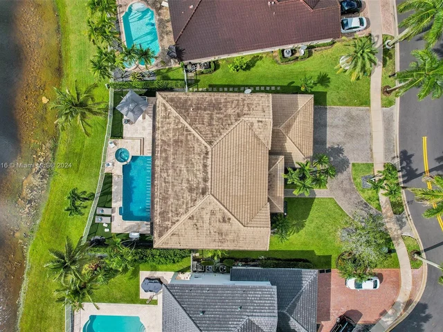 1708 Victoria Pointe Cir, Weston FL 33327