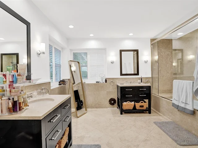 1708 Victoria Pointe Cir, Weston FL 33327